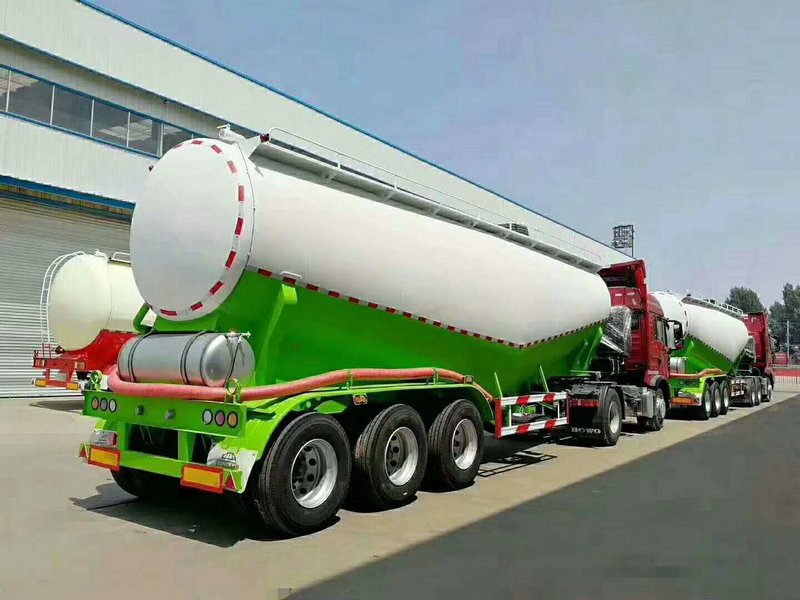 粉粒物料運(yùn)輸半掛車(chē)